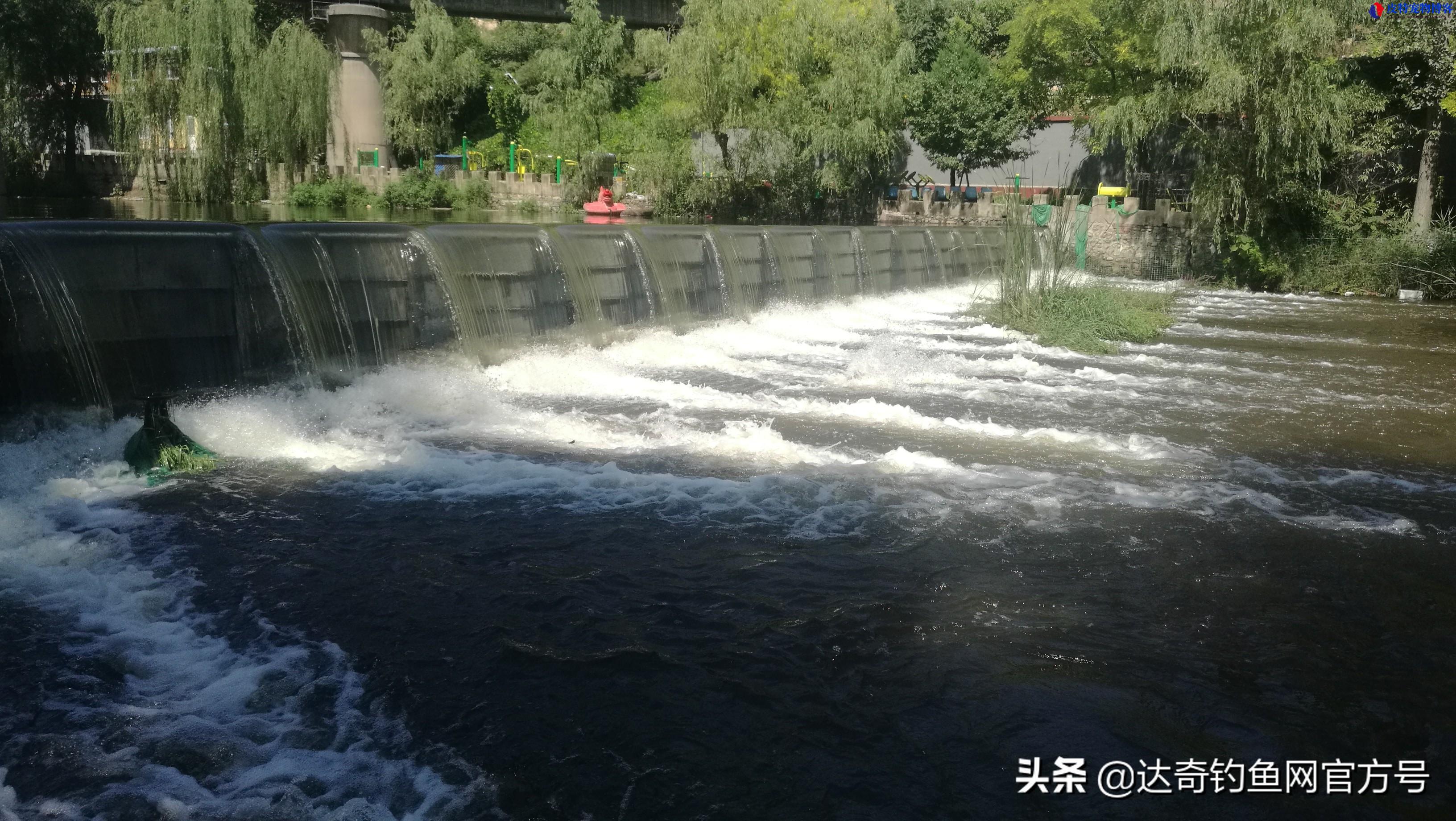 阴天下雨钓鱼钓深还是钓浅，雨天如何钓鱼及技巧分析